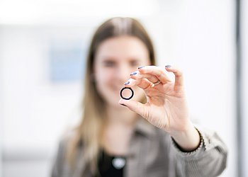 Simone Rakaseder mit O-Ring