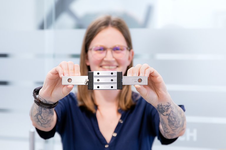 Laura Doblhofer, Produktmanagerin bei HENNLICH, mit Linearführung