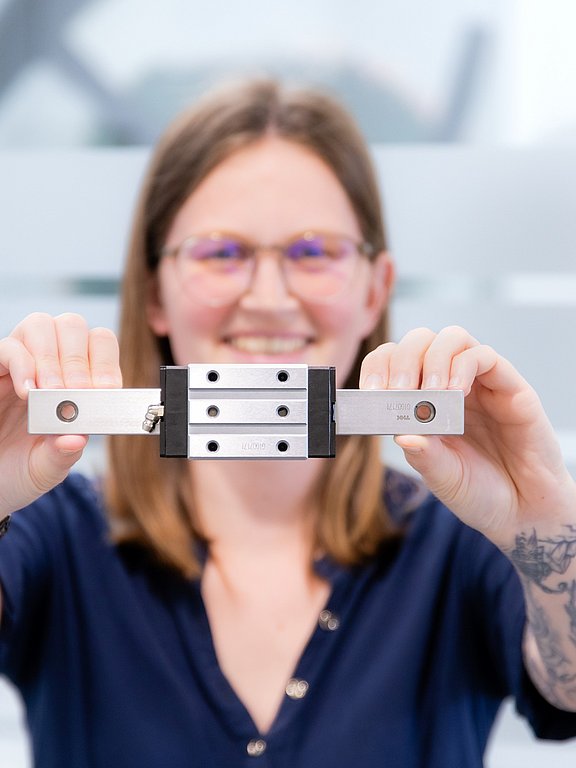 Laura Doblhofer, Produktmanagerin bei HENNLICH, mit Linearführung