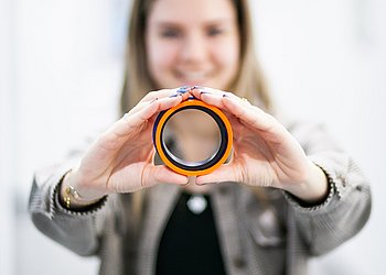 Simone Rakaseder mit Hydraulikdichtung | HENNLICH