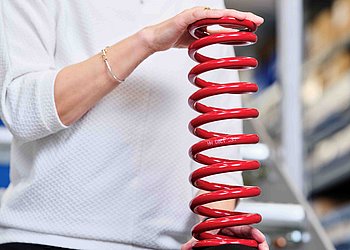 Frau mit roter Druckfeder in den Händen