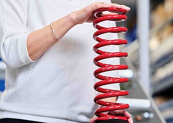 Frau mit roter Druckfeder in den Händen