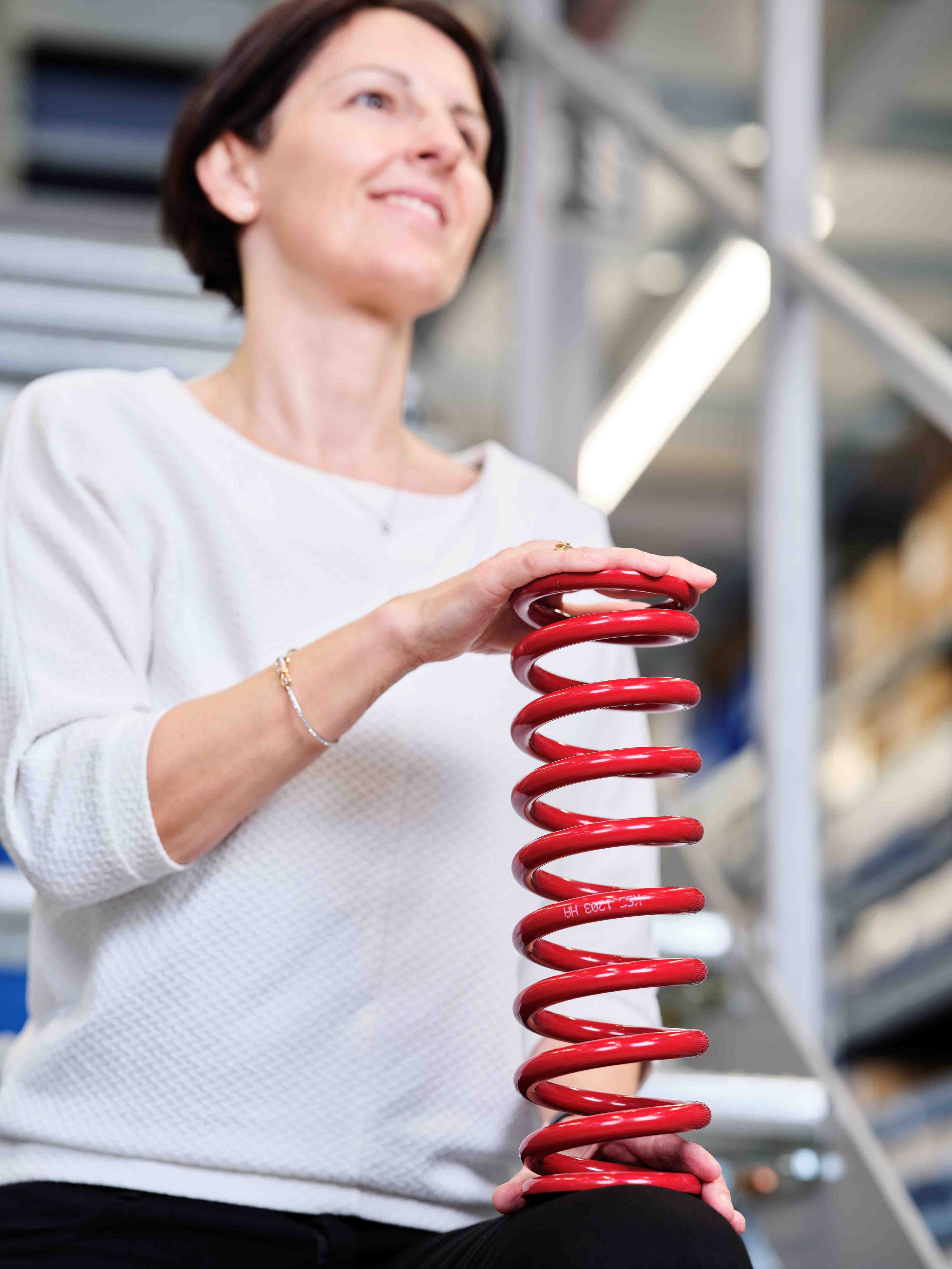 Frau mit roter Druckfeder in den Händen